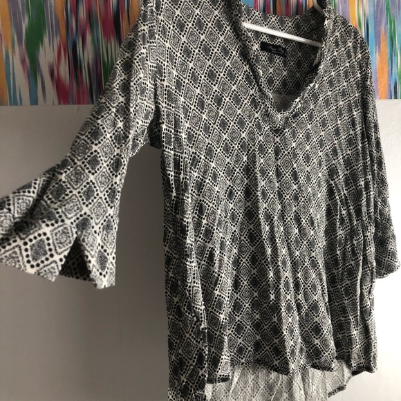 🦋 3/$15 Final touch, v-neck black & white blouse - Picture 5 of 7